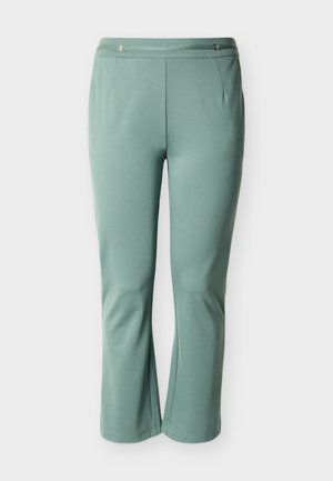 Slim-fit groene broek met lichte uitlopende zoom en decoratieve metalen accenten op de tailleband.