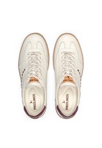 Weiße Leder-Sneaker mit strukturierter Oberfläche, hellbrauner Gummisohle und Schnürsenkeln. Rosafarbene Akzente und Branding an der Seite. Klassisches Design.
