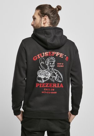 Fekete kapucnis pulóver, amelyen egy pizza tartó szakács nagyméretű grafikája látható, mellette „Giuseppe's Pizzeria” felirattal, vastag piros betűkkel. Egyszerű, hétköznapi dizájn.