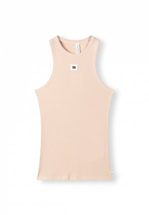 Top a maniche senza maniche color rosa chiaro a coste con scollatura a girocollo. Presenta un'etichetta quadrata con una grafica nera sul davanti. Tessuto liscio, design aderente.