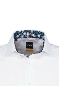 Camicia bianca con colletto a punta, caratterizzata da un interno a stampa floreale blu scuro. Include un'etichetta con la scritta "Kauf" e "Modern Fit."