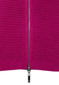 Fuchsia gebreide trui met een gestructureerd patroon, met een zilveren rits in het midden. Geribbelde zoom en manchetten maken het ontwerp af.