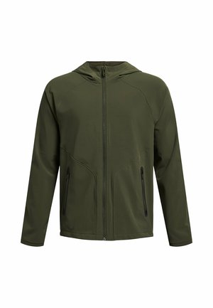 Chaqueta ligera de color verde oliva con capucha, cremallera frontal completa y dos bolsillos laterales con cremallera. Presenta una textura suave y detalles de costura.