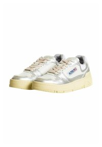 Sneaker metallici argento con punta arrotondata, lacci beige e suola in gomma testurizzata. Accentuati da un'etichetta del marchio sul lato.