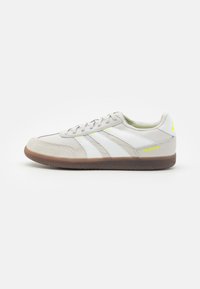 PREDATOR FREESTYLE UNISEX - Football Boots Indoor - grey one/footwear white/team solar yellow