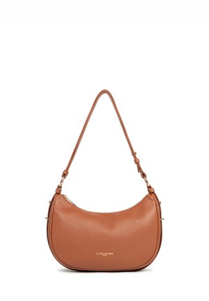 Bruine leren schoudertas met een gebogen ontwerp, voorzien van een goudkleurig logo, een verstelbare schouderriem en een gladde textuur.