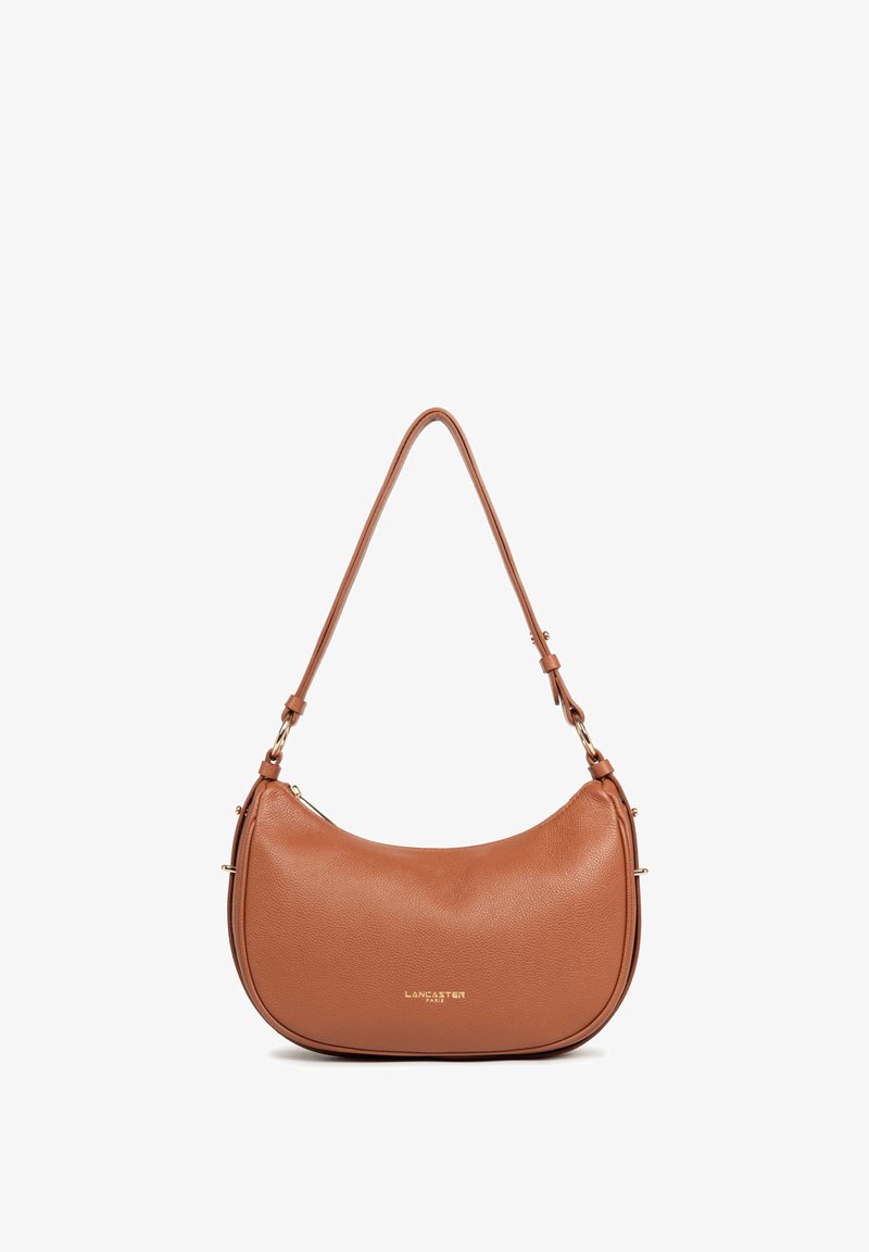Sac à bandoulière en cuir marron au design incurvé, avec un logo en ton or, une bandoulière ajustable et une texture lisse.