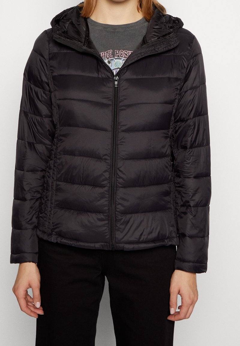 Veste matelassée noire avec fermeture éclair à l'avant, capuche et motif matelassé horizontal. Fabriquée en nylon brillant avec des poignets et un ourlet élastiques.