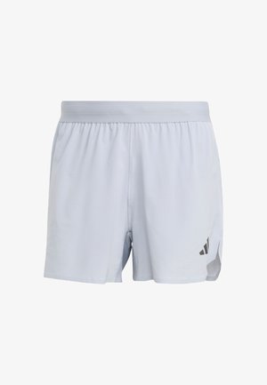 Pantalones cortos deportivos de color gris claro, fabricados con tejido transpirable, que presentan un diseño texturizado, cintura elástica y un acento de logo negro en el lateral.