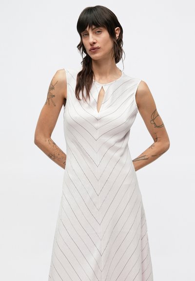 Šaty bez rukávov svetlosivej farby s cikcak vzorom, s výstrihom do kruhu a hladkou, textúrovanou látkou.