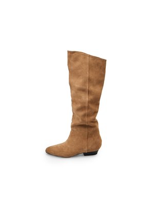 Botas marrones de ante hasta la rodilla con una textura suave, punta afilada y tacón bajo, que presentan un diseño superior arrugado.