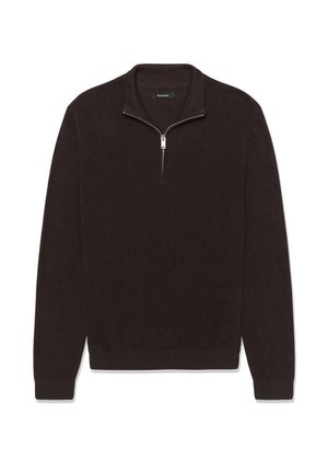 Maglione marrone scuro a maniche lunghe, lavorato a maglia, con colletto a mezza zip e polsini e orlo a coste, disteso su uno sfondo bianco.