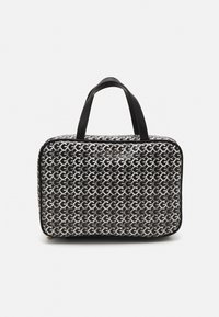 Borsa a strisce bianco e nero con due manici neri, forma rettangolare e chiusura con zip. Presenta un logo lucido sul fronte.
