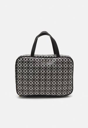 Borsa a strisce bianco e nero con due manici neri, forma rettangolare e chiusura con zip. Presenta un logo lucido sul fronte.
