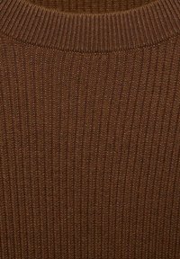 Tessuto a maglia rigata marrone con una vista ravvicinata di un collo rotondo su un maglione o un indumento.