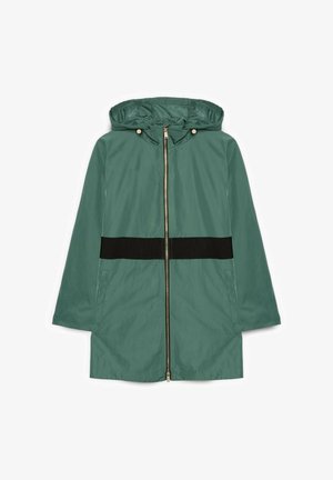 Imperméable vert à capuche avec une bande noire horizontale au milieu, fermeture éclair frontale et poches latérales, posé à plat sur un fond blanc.