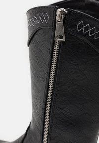 Koi Footwear THE LAST COURTSHIP MENS ORNATE STACKED - Botas de cowboy/motociclista - black lizard