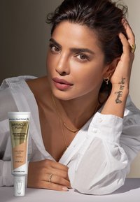 Max Factor MAX FACTOR MIRACLE PURE FOUNDATION - Foundation - natural rose