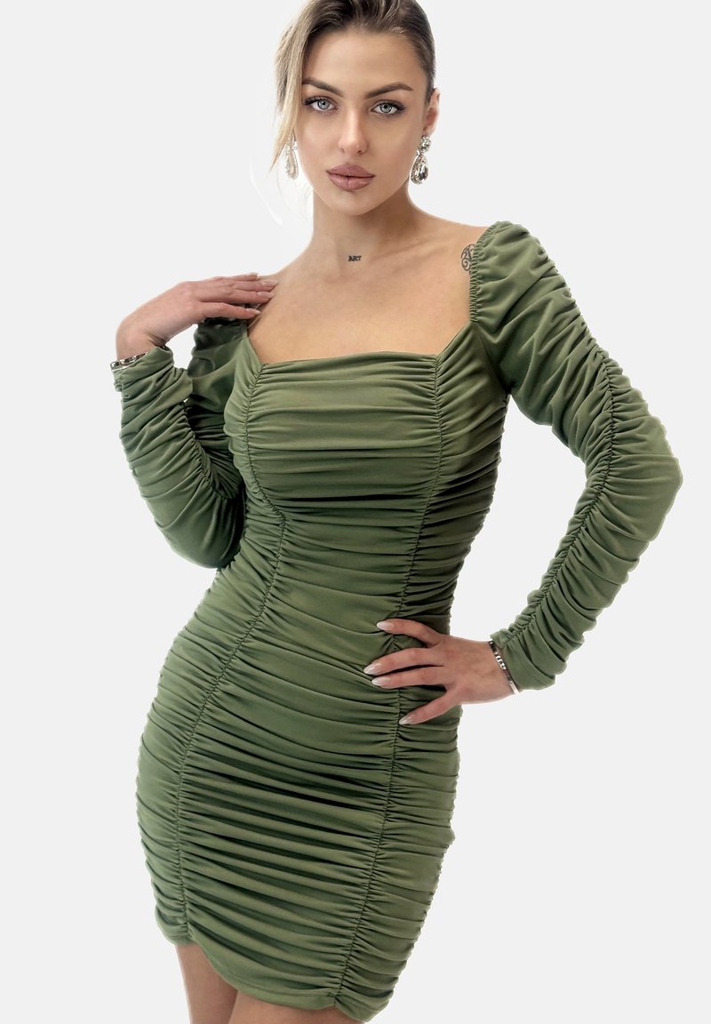 Sukienka w kolorze oliwkowym z marszczeniami, o kwadratowym dekolcie, długich bufiaste rękawach i dopasowanej sylwetce. Gładka faktura z detalami w formie marszczeń.