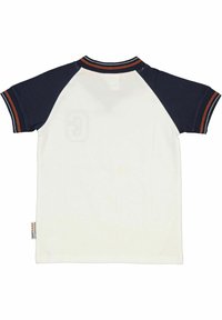 Lyhythihainen polo-paita, jossa on valkoinen vartalo ja tummansiniset hihat. Varustettu ribbineuloksella, jossa on oranssit yksityiskohdat. Takapuolella on häilyvä numero.