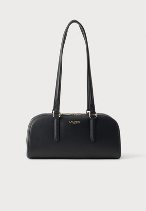 Sac à main en cuir noir texturé avec fines bretelles et logo Lacoste Paris doré centré à l'avant.