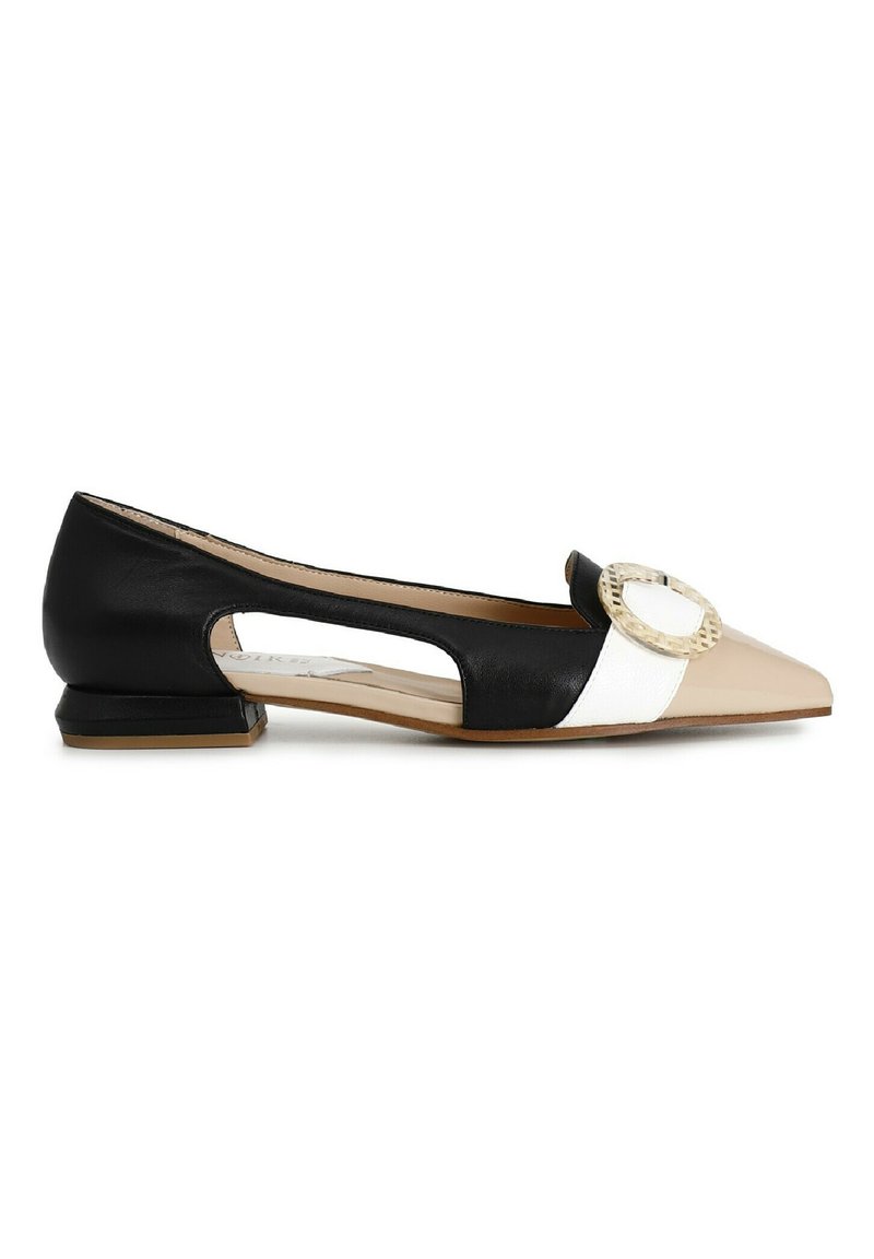 Scarpe flat in pelle nere, bianche e beige con punta affusolata, lati tagliati e un accento decorativo circolare sulla tomaia. Tacco basso a blocco.