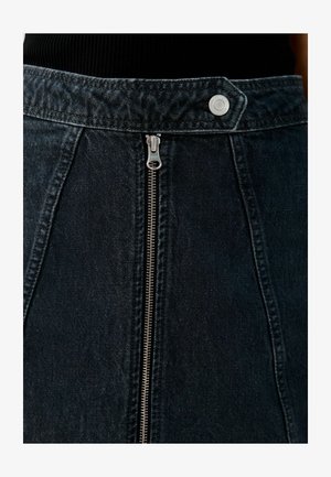 Tmavomodrá jeansová sukňa s predným zipsom, striebornými doplnkami a priliehavým pásom. Textúrovaná tkanina a dizajn panelov s klasickým áčkovým strihom.