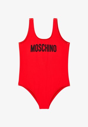Costume intero rosso realizzato in tessuto liscio, con un grande logo nero "MOSCHINO" sul petto. Scollo rotondo classico e taglio.