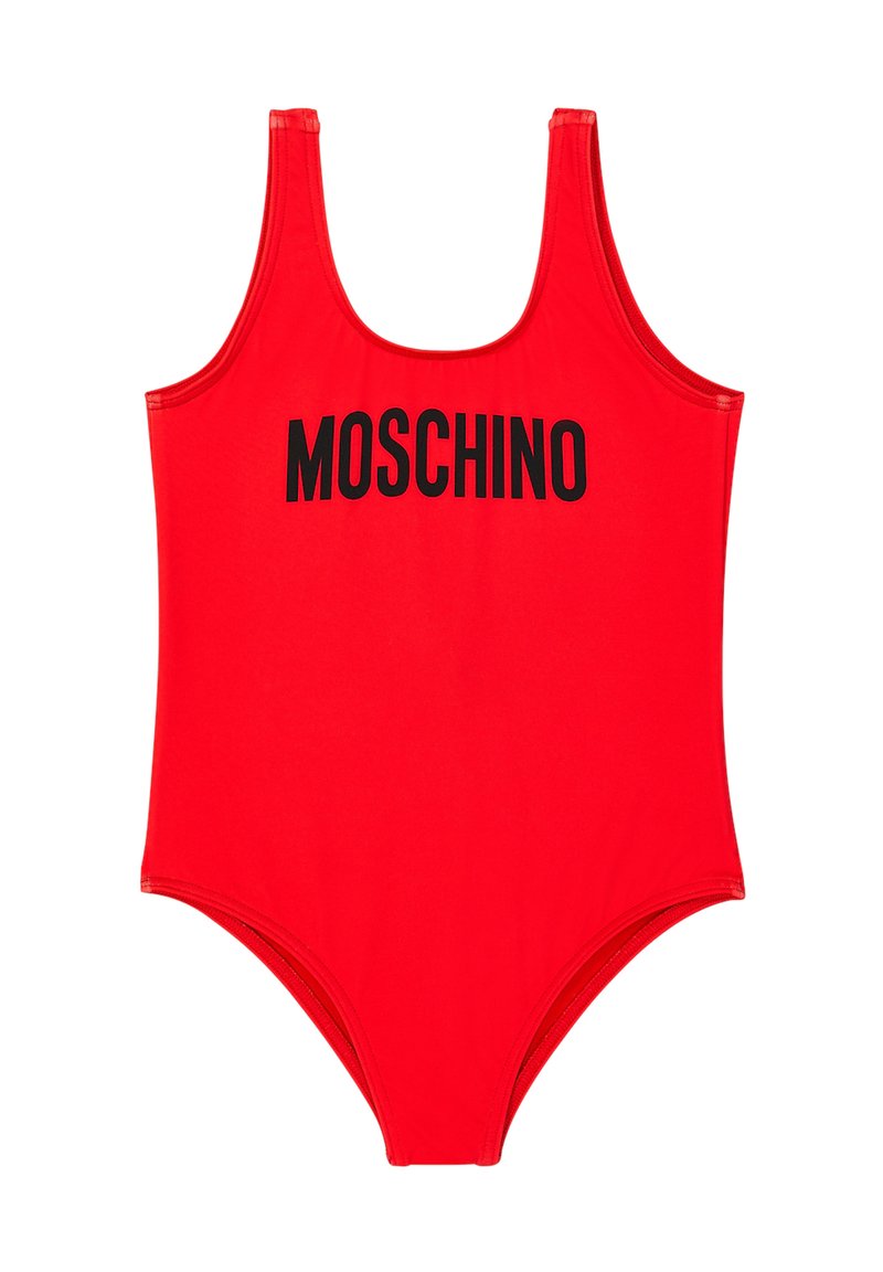 Costume intero rosso realizzato in tessuto liscio, con un grande logo nero "MOSCHINO" sul petto. Scollo rotondo classico e taglio.