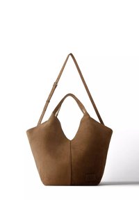 Sac cabas en daim marron avec double poignée et une bandoulière ajustable sur fond blanc.