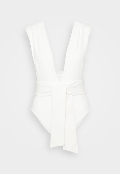 Maillot de bain une pièce blanc avec un décolleté en V profond, de larges bretelles et un détail à nouer à l'avant. Matériau lisse avec un design sans couture.