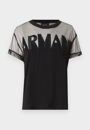 Schwarzes T-Shirt mit kurzen Ärmeln, transparentem Mesh-Oberteil und auffälligem "ARMANI"-Schriftzug in passendem schwarzem Stoff auf der Brust.