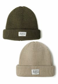 Dva pletenaEditor: Beanie: jedan maslinasto zeleni s rebrastom teksturom, a drugi bež sličnog dizajna. Obojica imaju bijelu oznaku na manžeti.