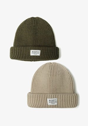 Deux bonnets en tricot : l'un est vert olive avec une texture côtelée, l'autre est beige avec un design similaire. Les deux présentent une étiquette blanche sur le revers.