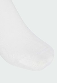 Weiße Baumwollsocke mit glatter Textur, ausgestattet mit einer verstärkten Zehenpartie und einem engen, gerippten Bündchen. Das Design ist schlicht und unaufgeregt.