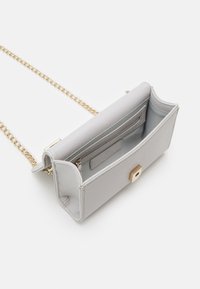 Borsa a tracolla in pelle grigia con superficie testurizzata, tracolla in catena dorata e chiusura a patta con un accento hardware rettangolare.