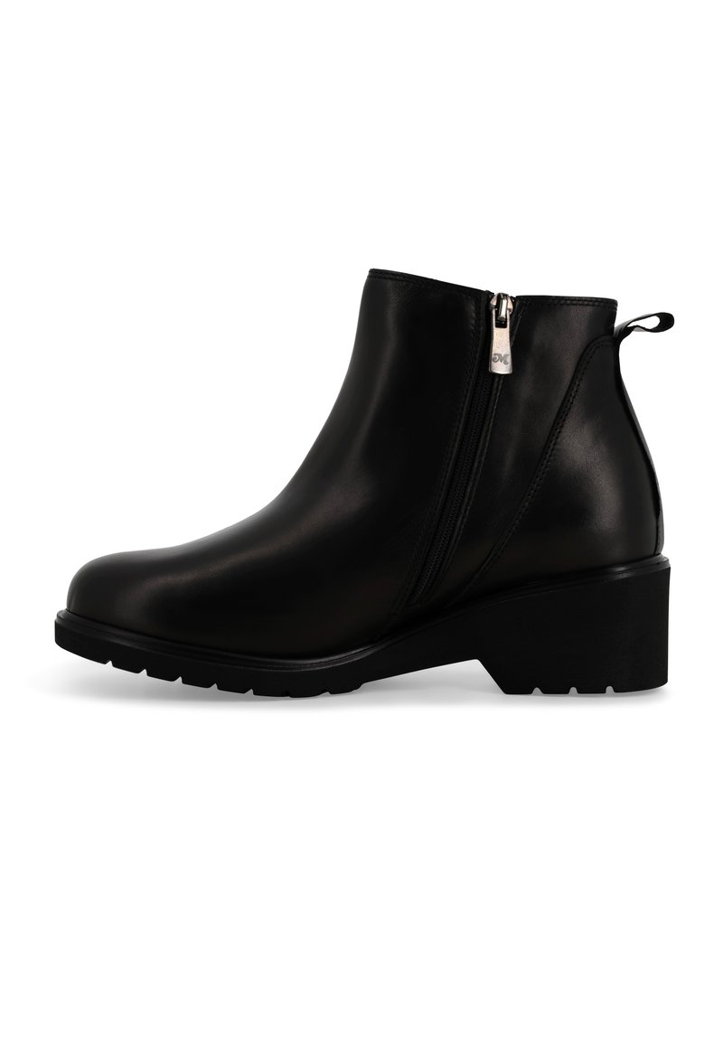 Stivaletti neri alla caviglia in pelle liscia, con cerniera laterale, linguetta per facilitare la calzata e tacco spesso con suola texturizzata.