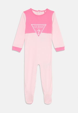 Rosa heldress med lange ermer, som har en lys rosa nedre del og en mørkere rosa øvre del med en trekantet logo i midten.