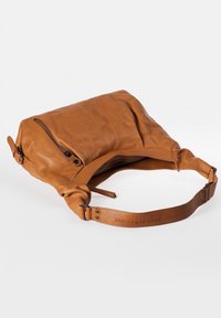 Bruine leren schoudertas met een gestructureerde vorm, voorzien van een ritsvak, een verstelbare schouderband en de ingedrukte merknaam op de strap.