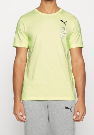 Camiseta de algodón verde claro con mangas cortas, cuello redondo, logotipo negro en el pecho y detalle gráfico de texto en la parte frontal.
