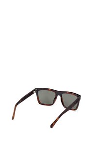 Lunettes de soleil écaille avec verres gris, forme carrée et montures en plastique élégantes, présentant un logo subtil sur le côté.