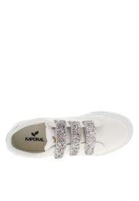 White sneaker with three glittery silver straps. Made of smooth material, featuring a rounded toe and a flat sole. Kaporal logo on the insole.