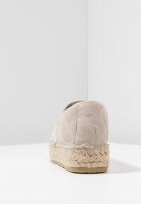 Jasnobeżowe espadryle zamszowe z podeszwą z liny jutowej i zaokrąglonym kształtem. Gładka faktura z subtelnym przeszyciem. Płaski obcas.
