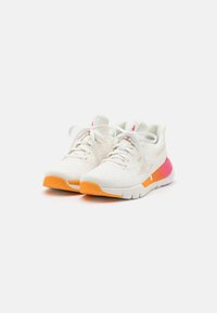Scarpe da ginnastica bianche con una tomaia perforata, suola arancione e dettagli rosa. Presentano lacci rotondi, tallone imbottito e materiale testurizzato.