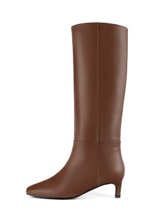Bota marrón hasta la rodilla hecha de material sintético suave. Presenta una puntera puntiaguda y un tacón bajo y cuadrado. Diseño simple y elegante sin adornos.