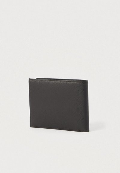 Czarny portfel wykonany z teksturowanego materiału o smukłym, prostokątnym kształcie. Krawędzie są przeszywane, wykończone gładko, bez widocznych elementów metalowych.