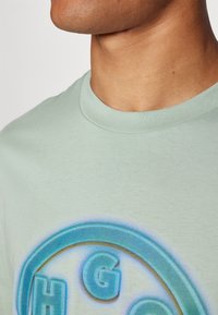HUGO NAKOREE - Μπλουζάκι με στάμπα - light/pastel green