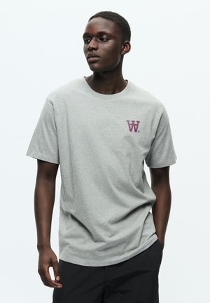 Grau Baumwoll-T-Shirt mit rundem Halsausschnitt. Mit einem kleinen kastanienbraunen Logo auf der linken Brust. Kurze Ärmel und eine lockere Passform.