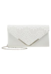 Pochette blanche avec un rabat triangulaire en dentelle, des accessoires en argent et une bandoulière chaîne amovible. Texture lisse sur toute la surface.