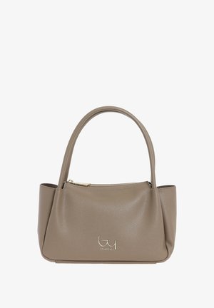 Borsa a tracolla in pelle beige con finitura testurizzata, manici curvi e chiusura con zip, con un accento del logo dorato sul lato.